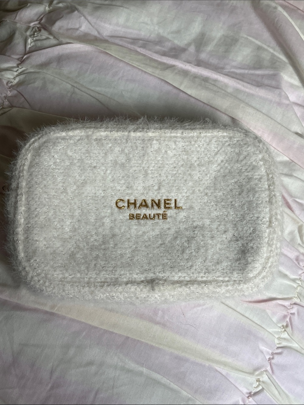 Chanel Beauté Holiday White Tweed Cosmetic Pouch in White